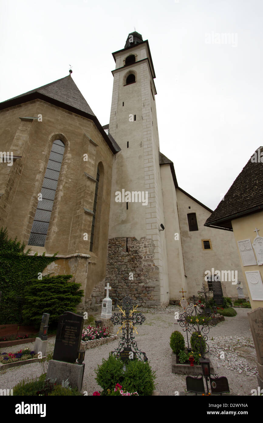 Chiesa e cimitero di Kitzbuehel Austria Foto Stock