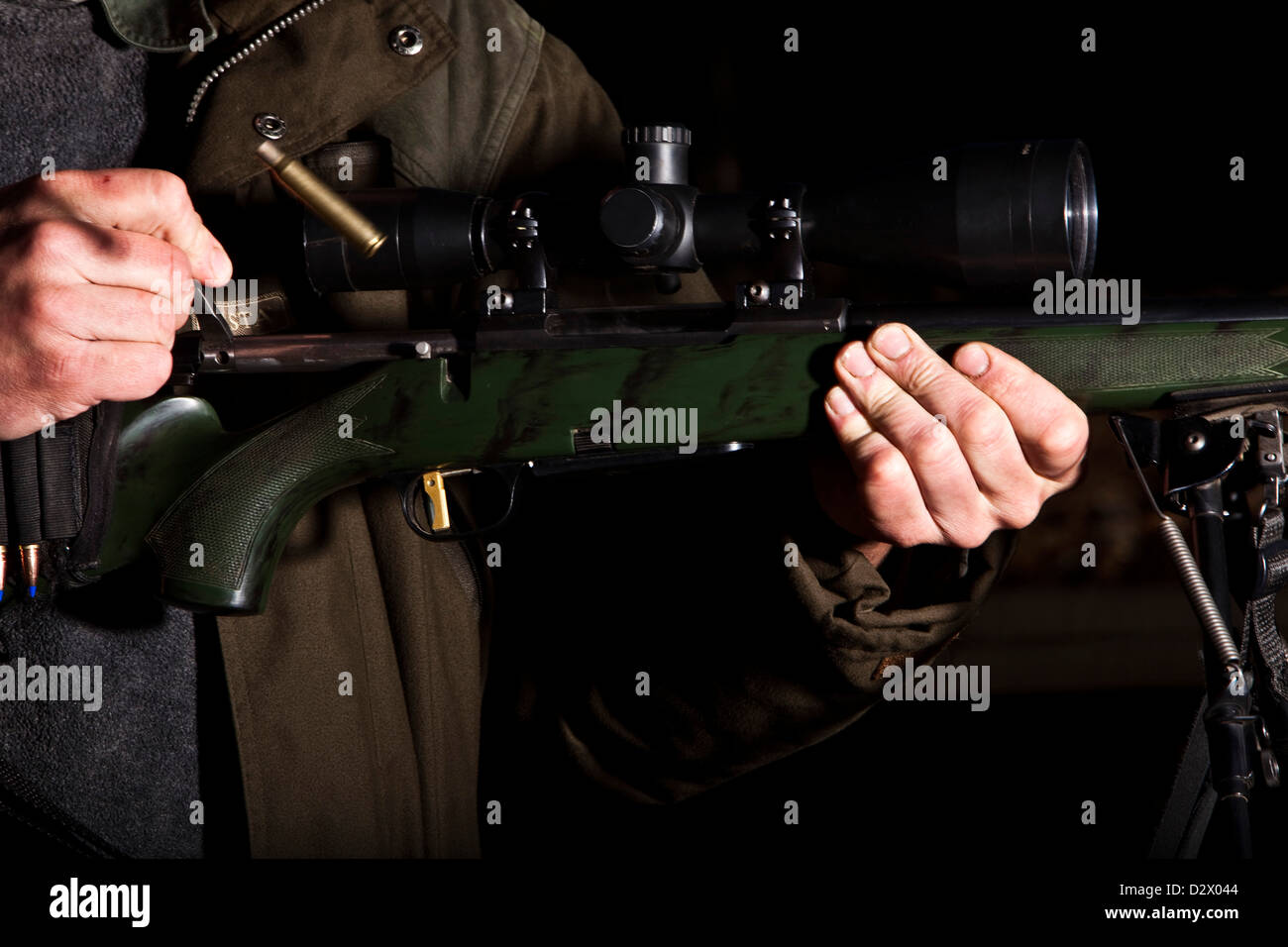 L'uomo caricamento pistola, cacciatore dei cervi, Thetford Forest, Regno Unito Foto Stock