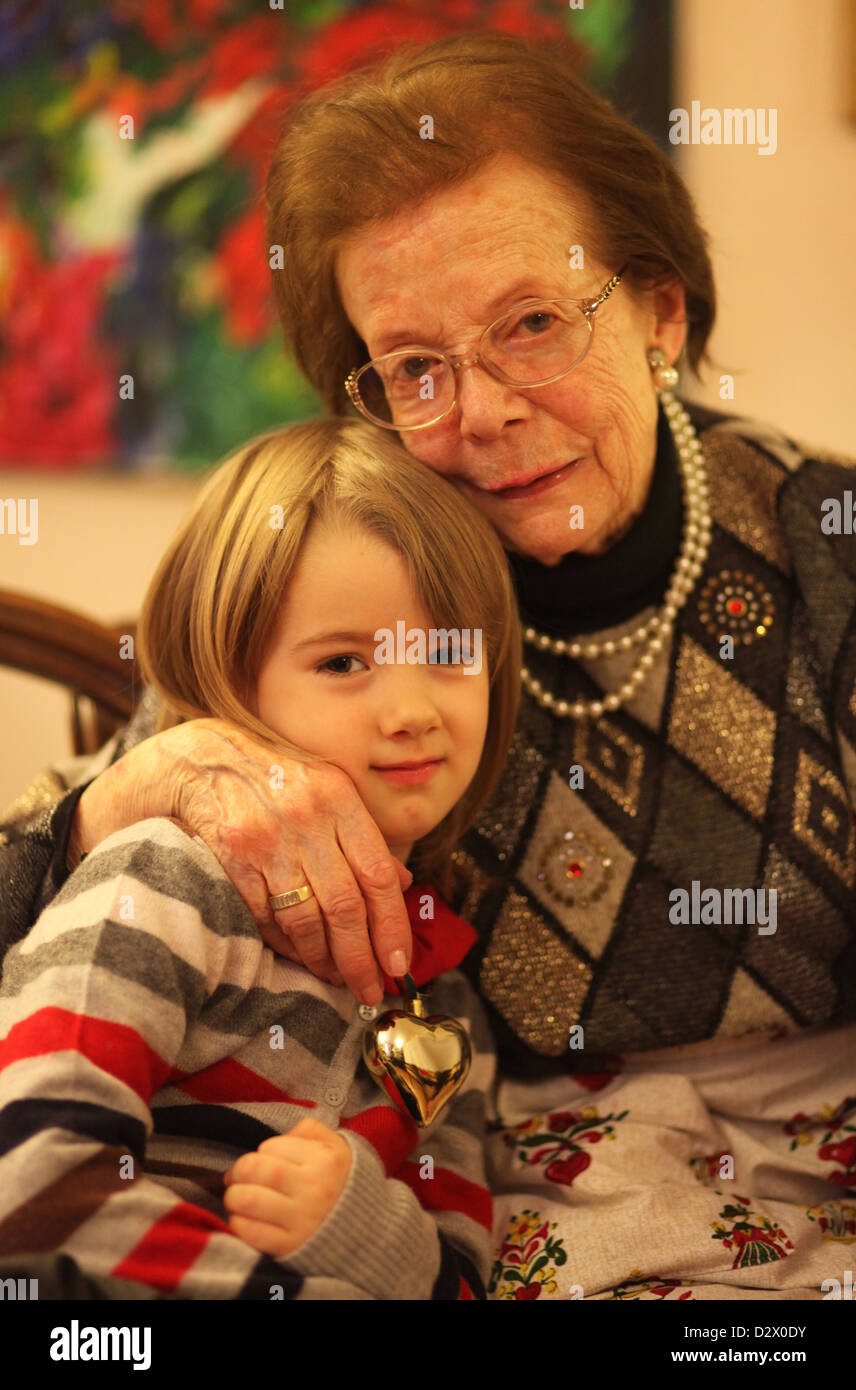 Un italiano di grande nonna abbracciando orgogliosamente suo nipote durante le celebrazioni del Natale a casa. Spilimbergo, Italia. Foto Stock