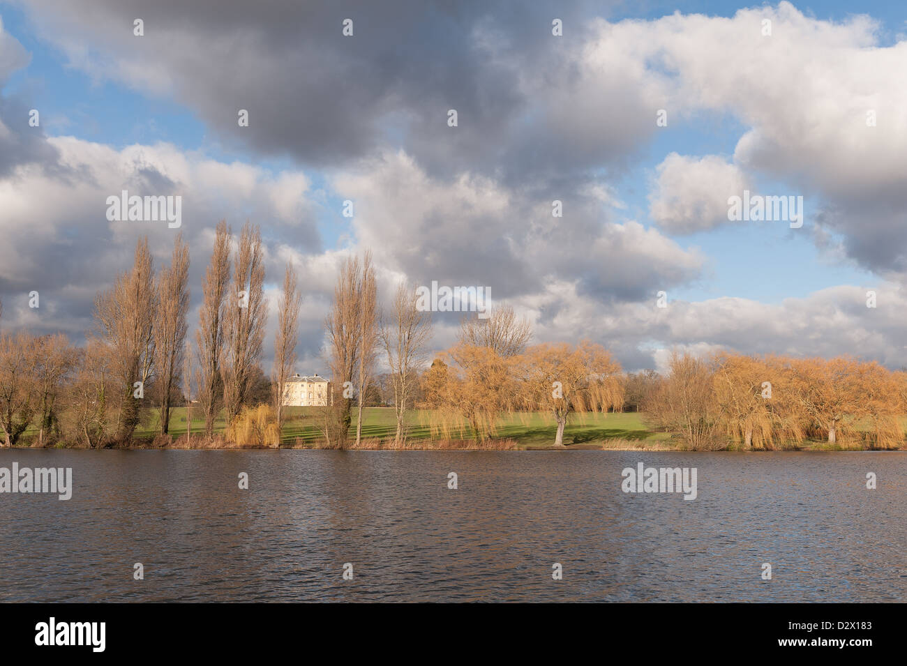 Danson house si distingue come si vede attraverso il lago in un giorno blustery nuvole temporalesche intermittente con raggi di sole Foto Stock