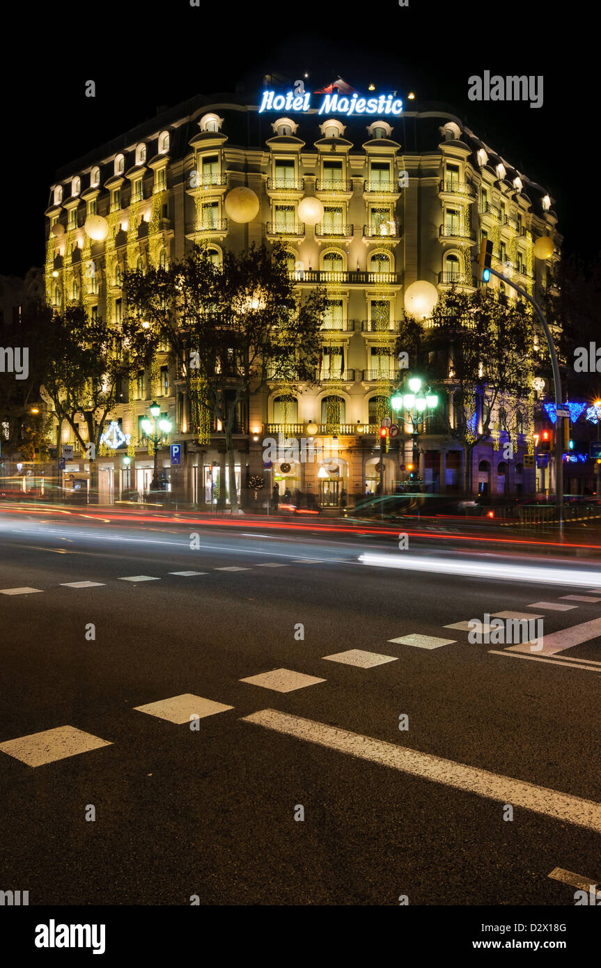 Vista notturna della facciata modernista Hotel Majestic in Passeig de Gracia, Barcellona, Spagna. Tracce di auto sono visibili. Foto Stock