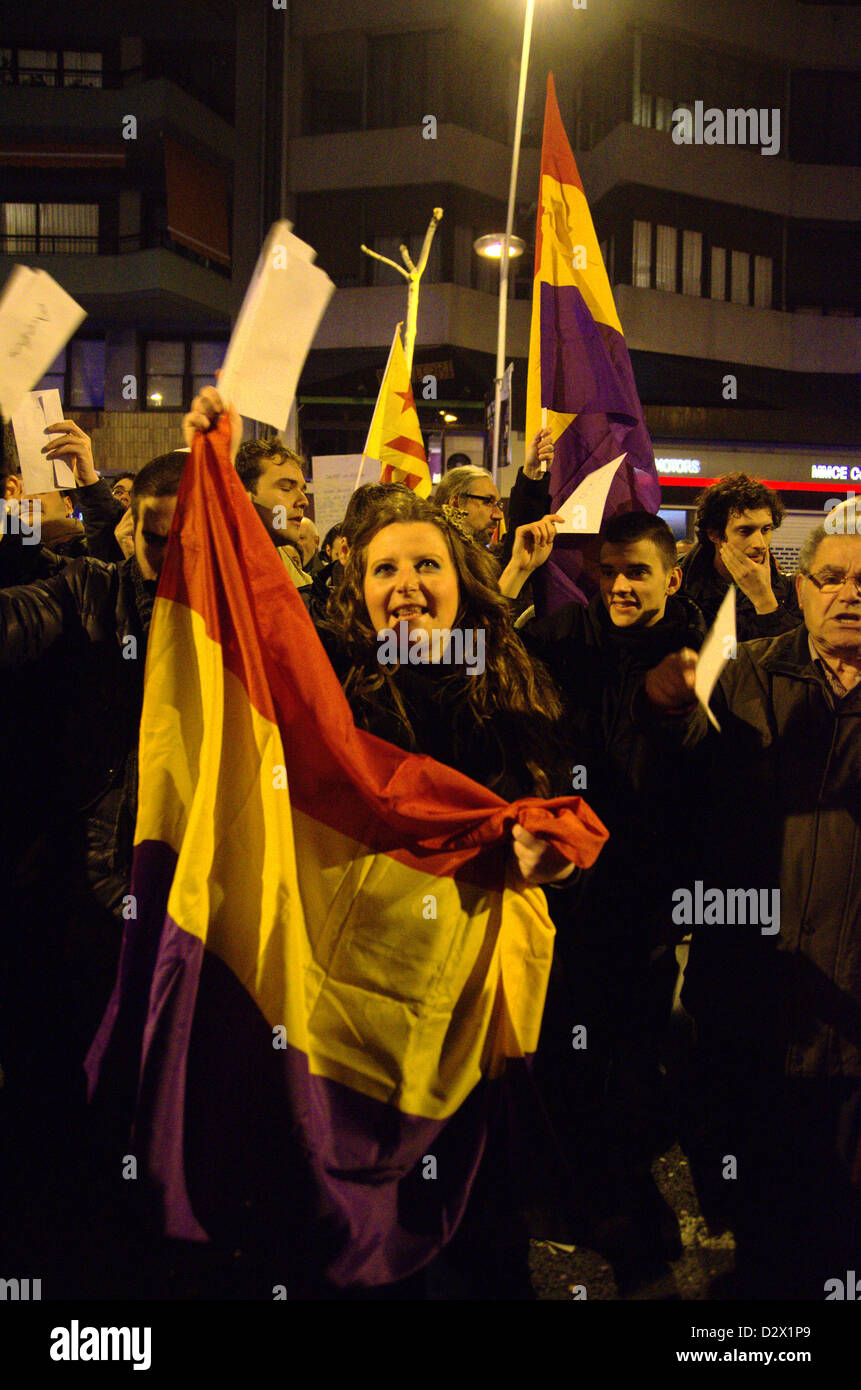 Dimostrazione della "indignados' La notte del 2 febbraio contro il segreto dei bonus in spagnolo governtment e la corruzione. La manifestazione si è conclusa nella parte anteriore del Partido Popular sede a Barcellona. Persone con bandiere repubblicano e buste con 'Strumenti' dei bonus dei politici. Foto Stock