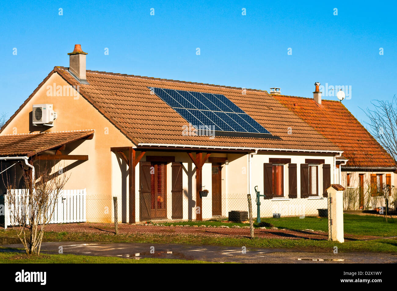 Pannello solare sul tetto di bungalow - Francia. Foto Stock