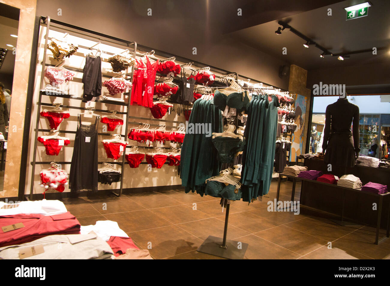 Tezenis negozio di intimo donna lingerie rosso Foto stock - Alamy
