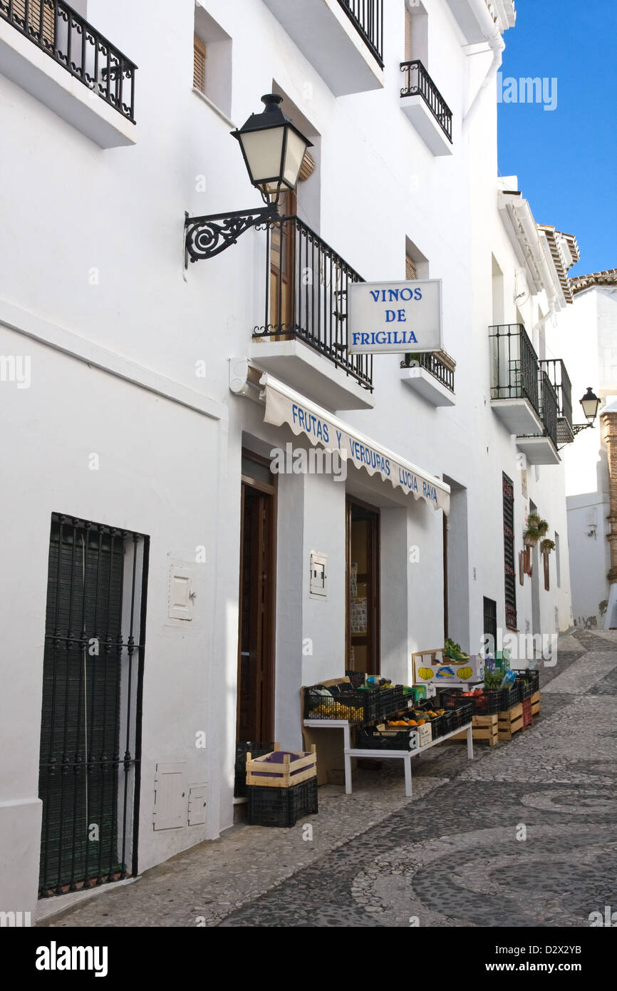 Street in bianco andaluso villaggio di Frigiliana, Nerja, Spagna Foto Stock