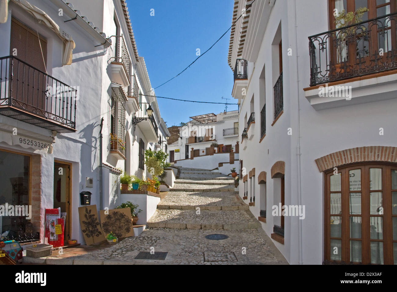 Street in bianco andaluso villaggio di Frigiliana, Nerja, Spagna Foto Stock