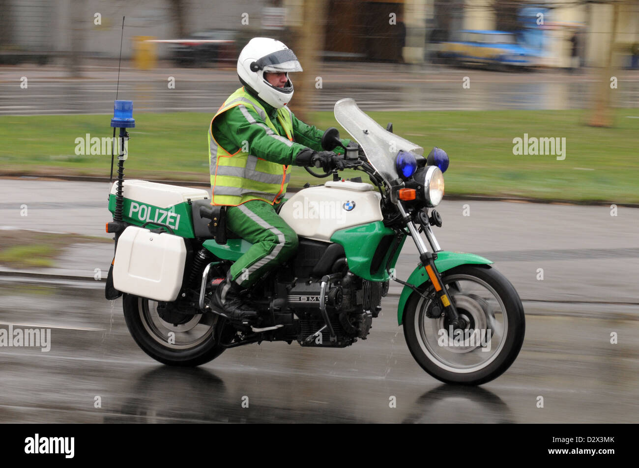 Berlino, Germania Berlino funzionario di polizia su una motocicletta di polizia Foto Stock