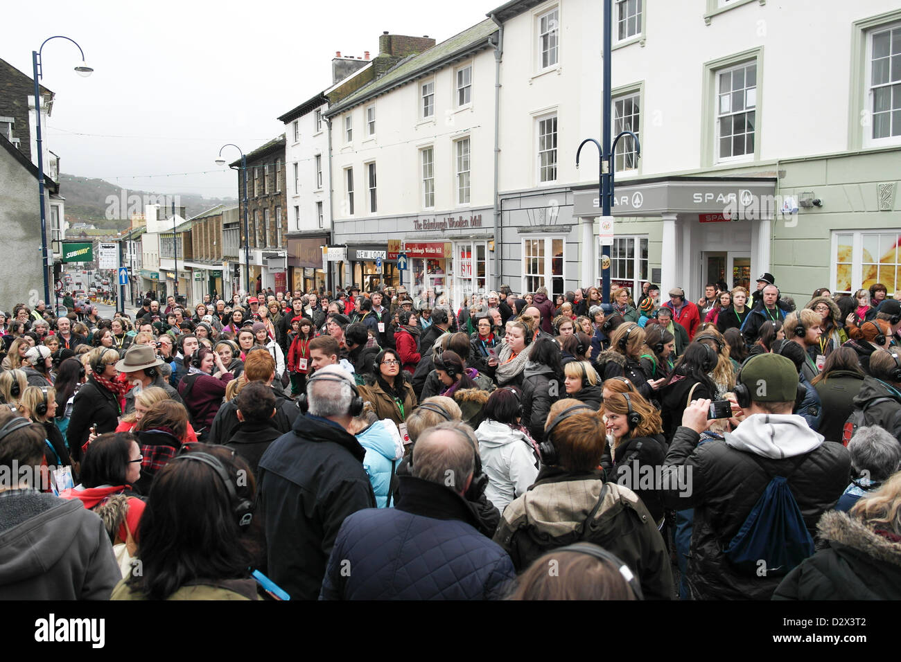 3 febbraio 2013, Aberystwyth, Wales, Regno Unito. Y Bont, una lingua gallese dramma di Theatr Genedlaethol Cymru, impostato in giro per le strade di Aberystwyth festeggia 50 anni poiché la prima protesta da Cymdeithas yr Iaith Gymraeg (lingua gallese società), che si è rivelato un punto di svolta per lo status di lingua, e che hanno motivato una generazione per supportare la disobbedienza civile in nome della Cultura gallese. Il pubblico/i partecipanti seguono un percorso attorno alla città dove il 1963 proteste sono ri-emanata. Foto Stock