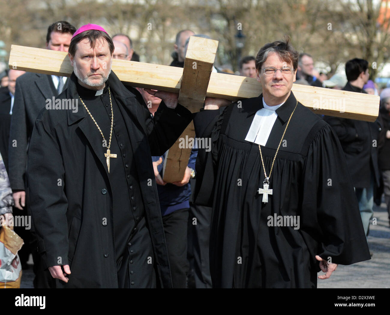 Berlino, Germania, Vescovo Ausiliare Matthias Heinrich e Markus Droege presso la processione del Venerdì santo Foto Stock