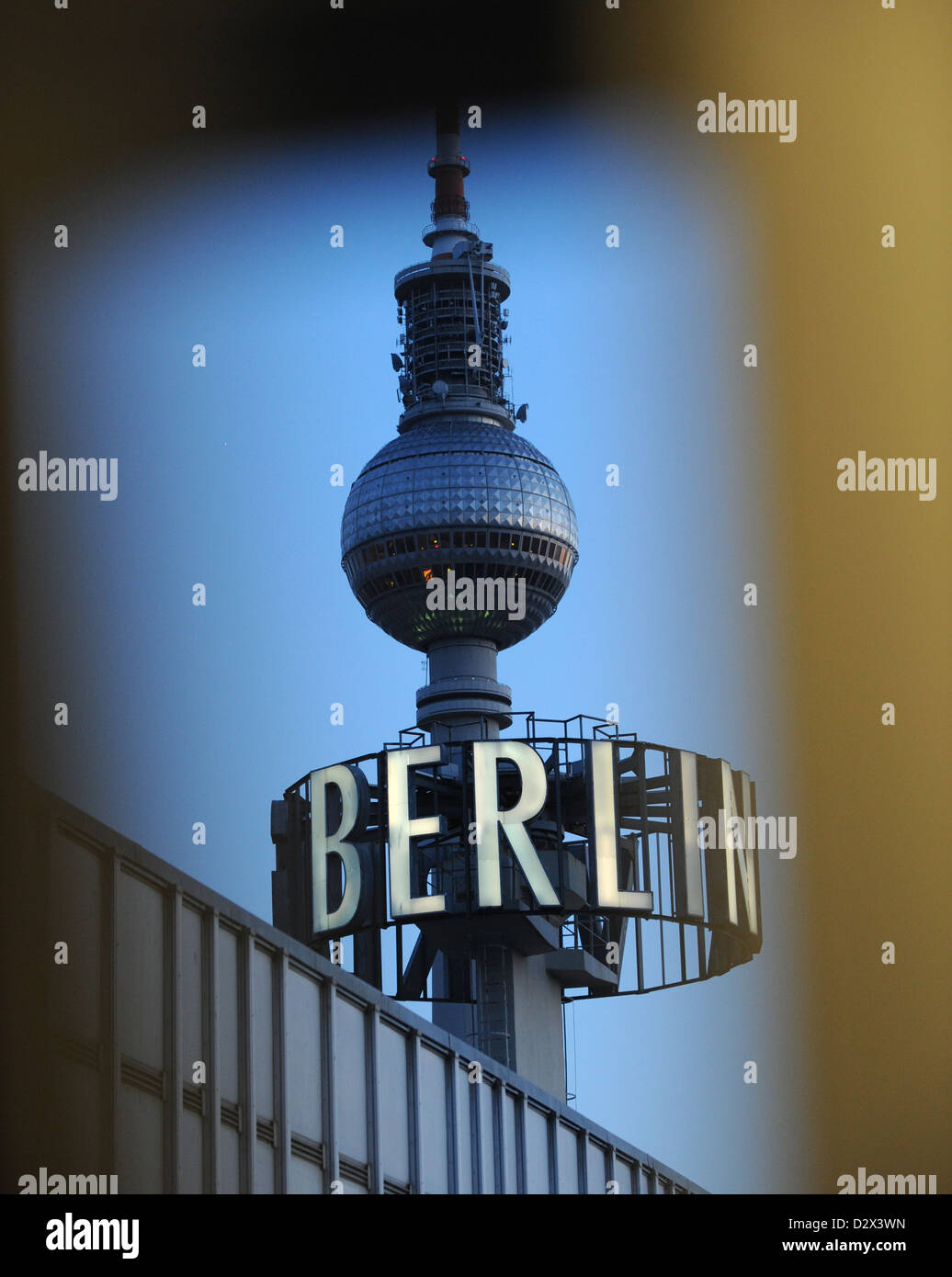 Berlino, Germania, segnale illuminato con la parola Berlino torre della TV in background d Foto Stock