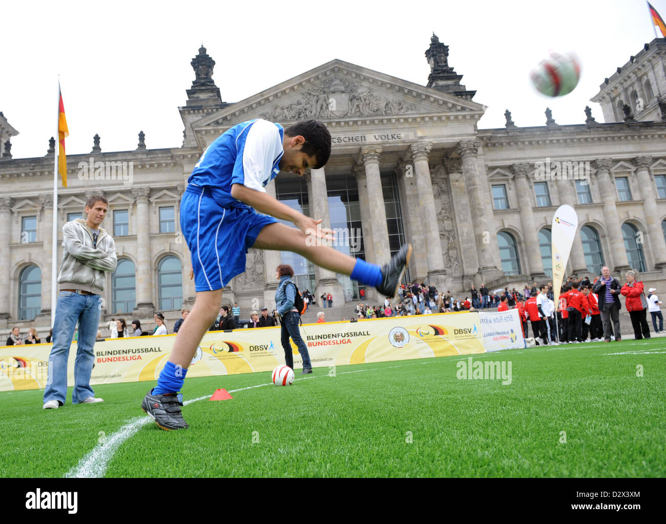 Berlino, Germania, il giorno del calcio ciechi di fronte al Reichstag Foto Stock