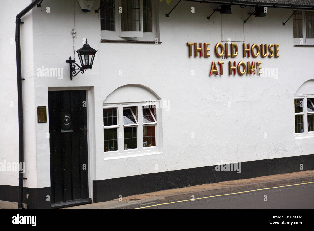 The Old House at Home pub a Love Lane, Romsey, Hampshire, Regno Unito nel mese di agosto Foto Stock