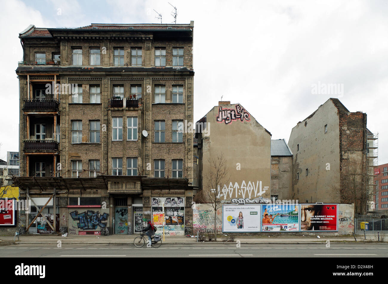 Berlino, Germania, malandato edificio in strada Koepenicker Foto Stock