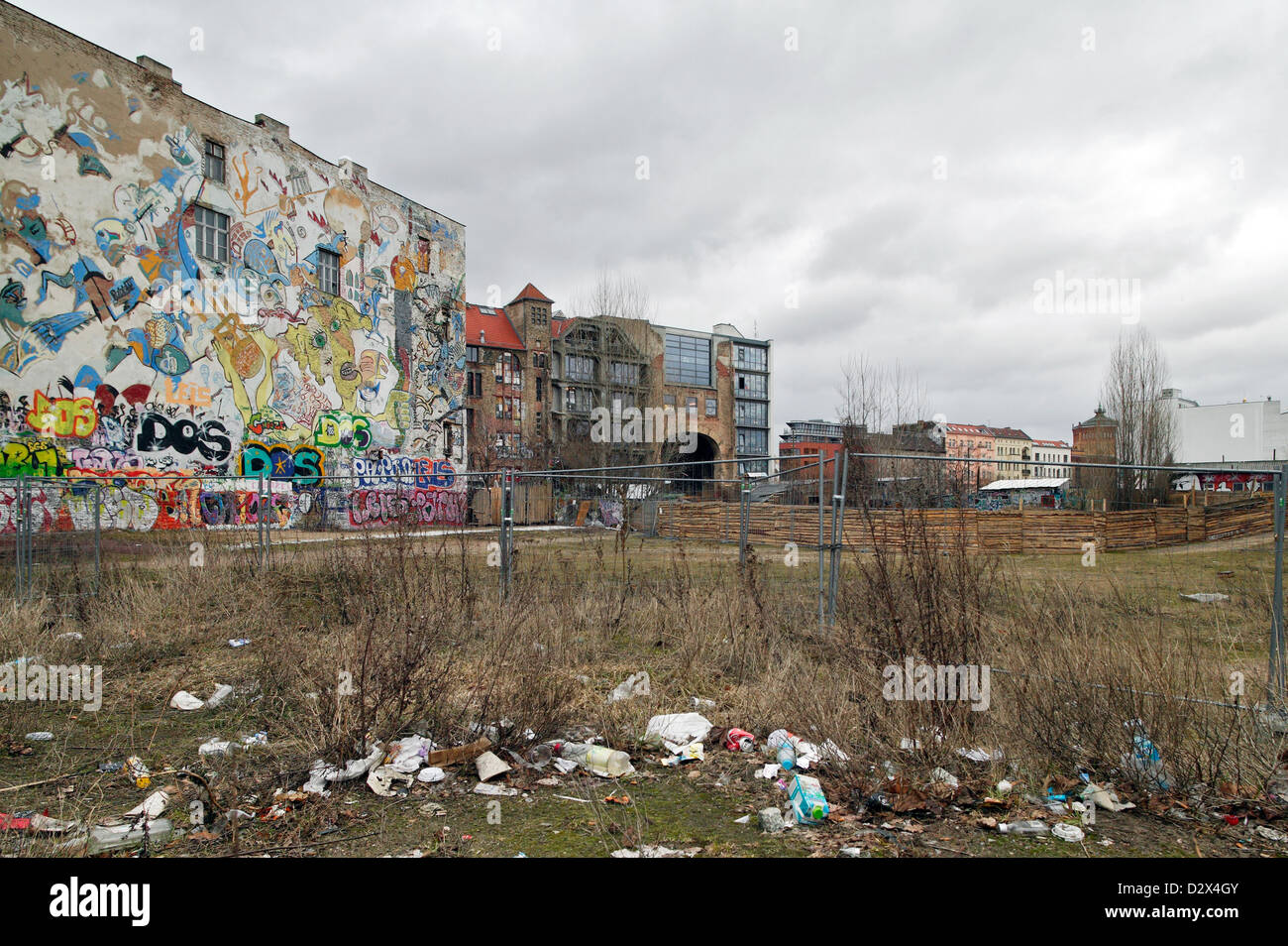 Berlino, Germania, parete tagliafuoco, vacante la trama e il Kunsthaus Tacheles Foto Stock