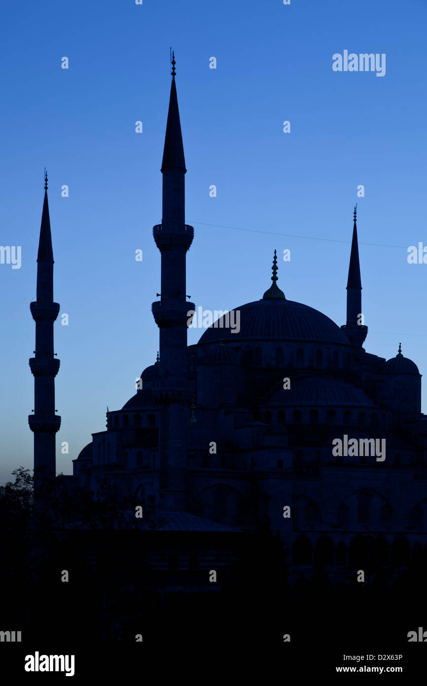 Silhouette della Moschea Blu, Istanbul, Turchia Foto Stock