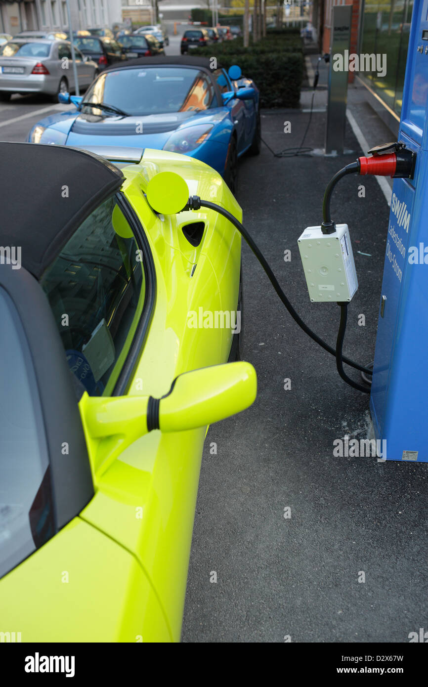 Monaco di Baviera, in Germania, l'auto elettrica marca Tesla Motors viene ricaricata con elettricità Foto Stock