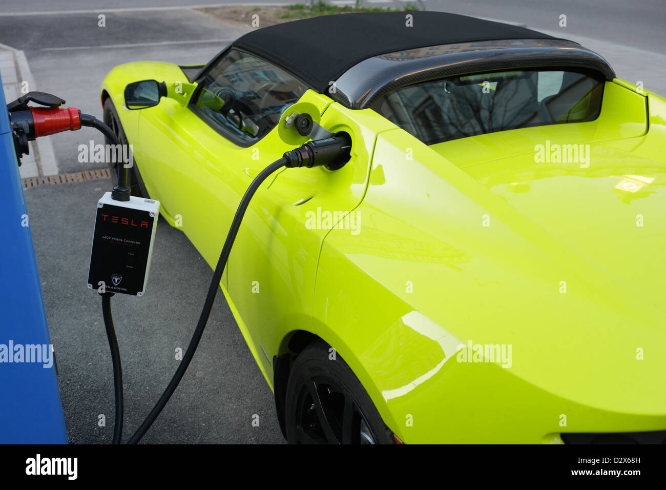 Monaco di Baviera, in Germania, l'auto elettrica marca Tesla Motors viene ricaricata con elettricità Foto Stock