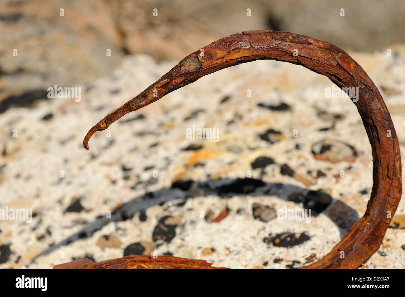 Vecchio e molto arrugginiti anello di ormeggio e di gancio (dettaglio) Foto Stock