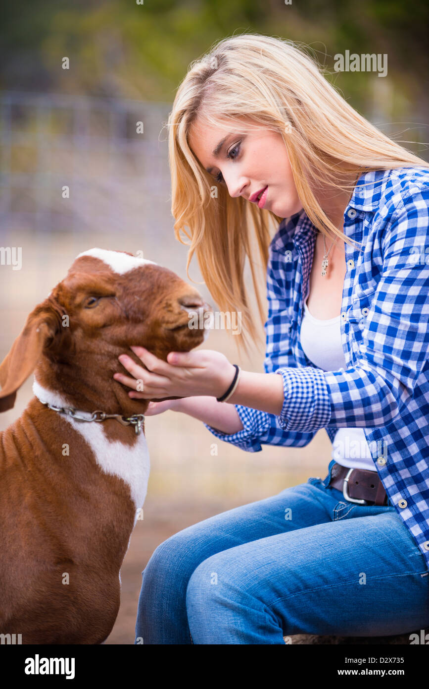 Adolescente femmina petting capra Foto Stock