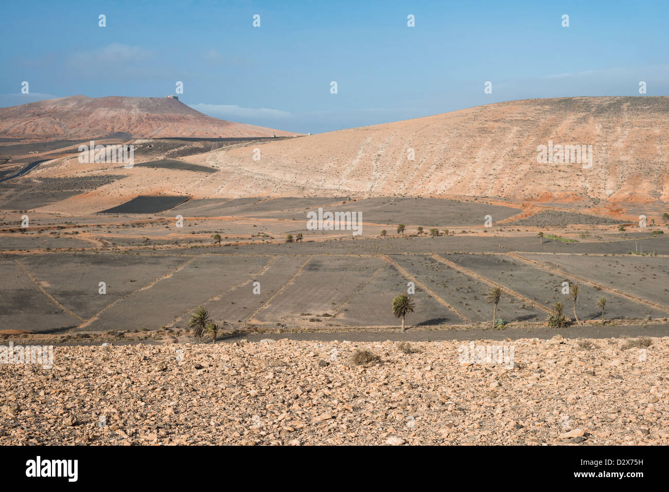 Vista su arida terra agricola verso il villaggio di Teguise da Los Valles, Lanzarote, Isole Canarie Foto Stock