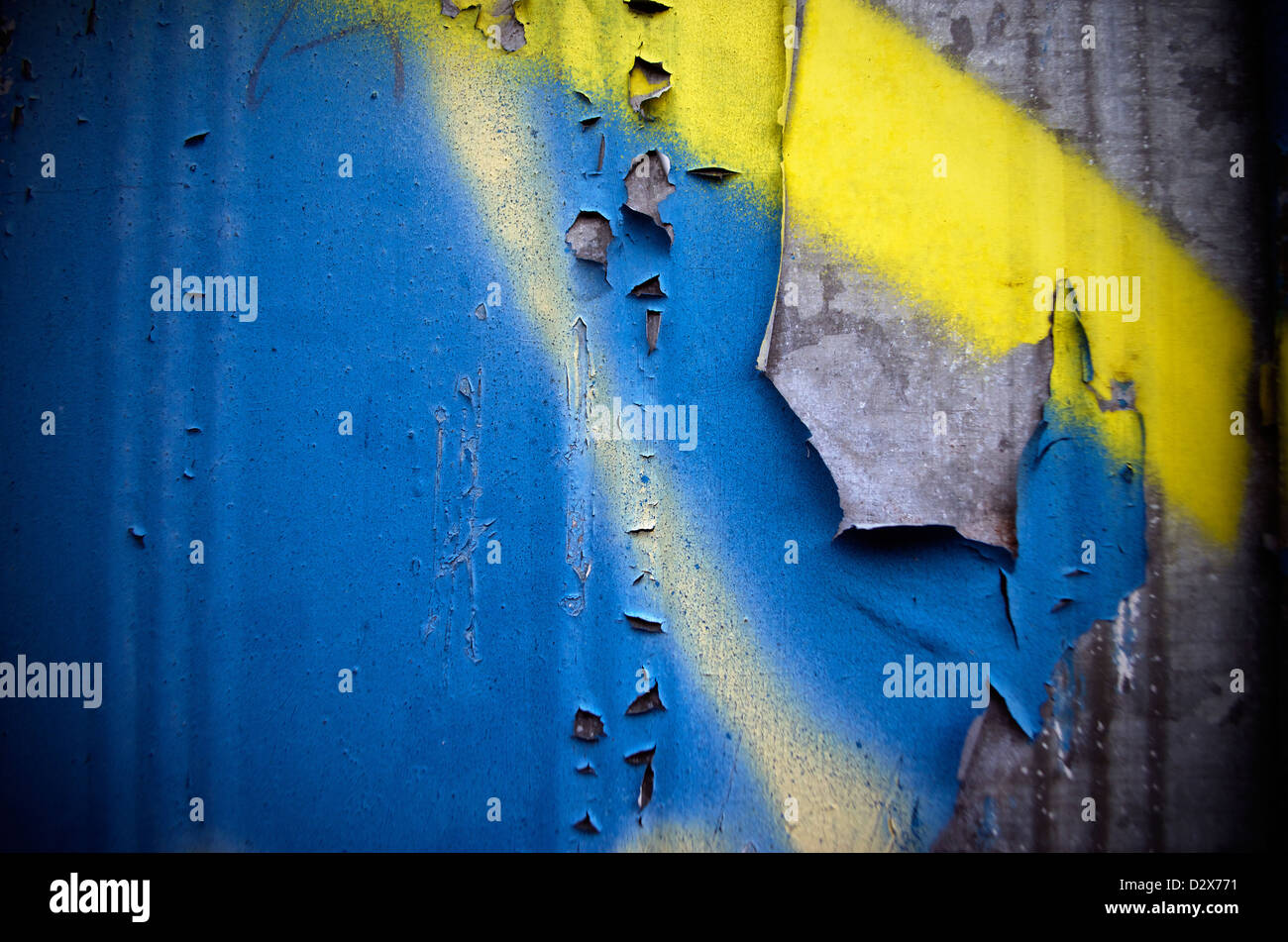 Blu e Giallo vernice Peeling Foto Stock