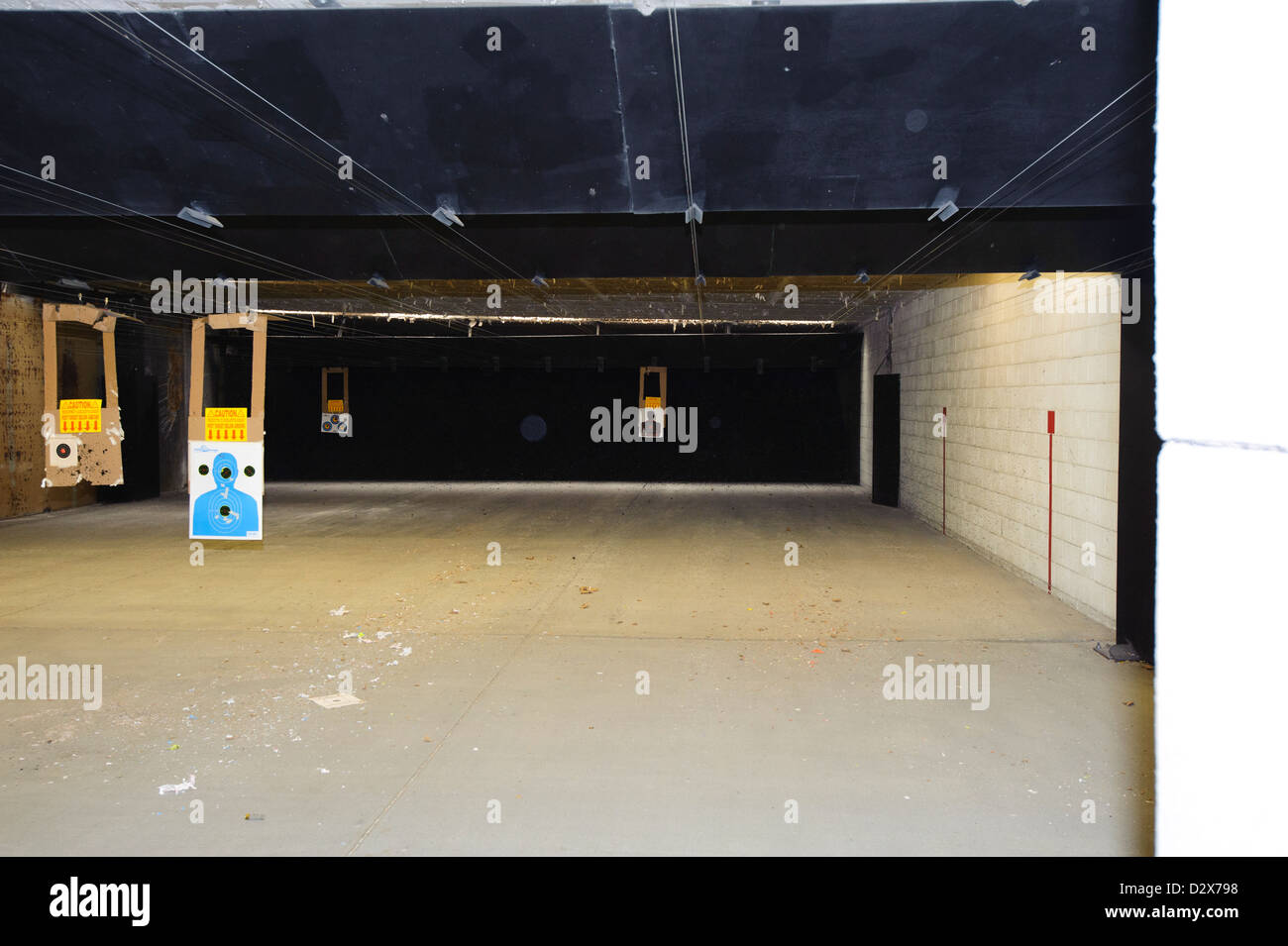 Tiro al bersaglio con un AR-stile fucile bersaglio in corrispondenza di un intervallo di interni Foto Stock