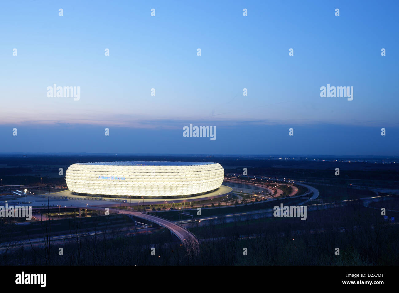 Monaco di Baviera, Germania, bianco illuminato Allianz Arena di Munich-Fröttmaning Foto Stock