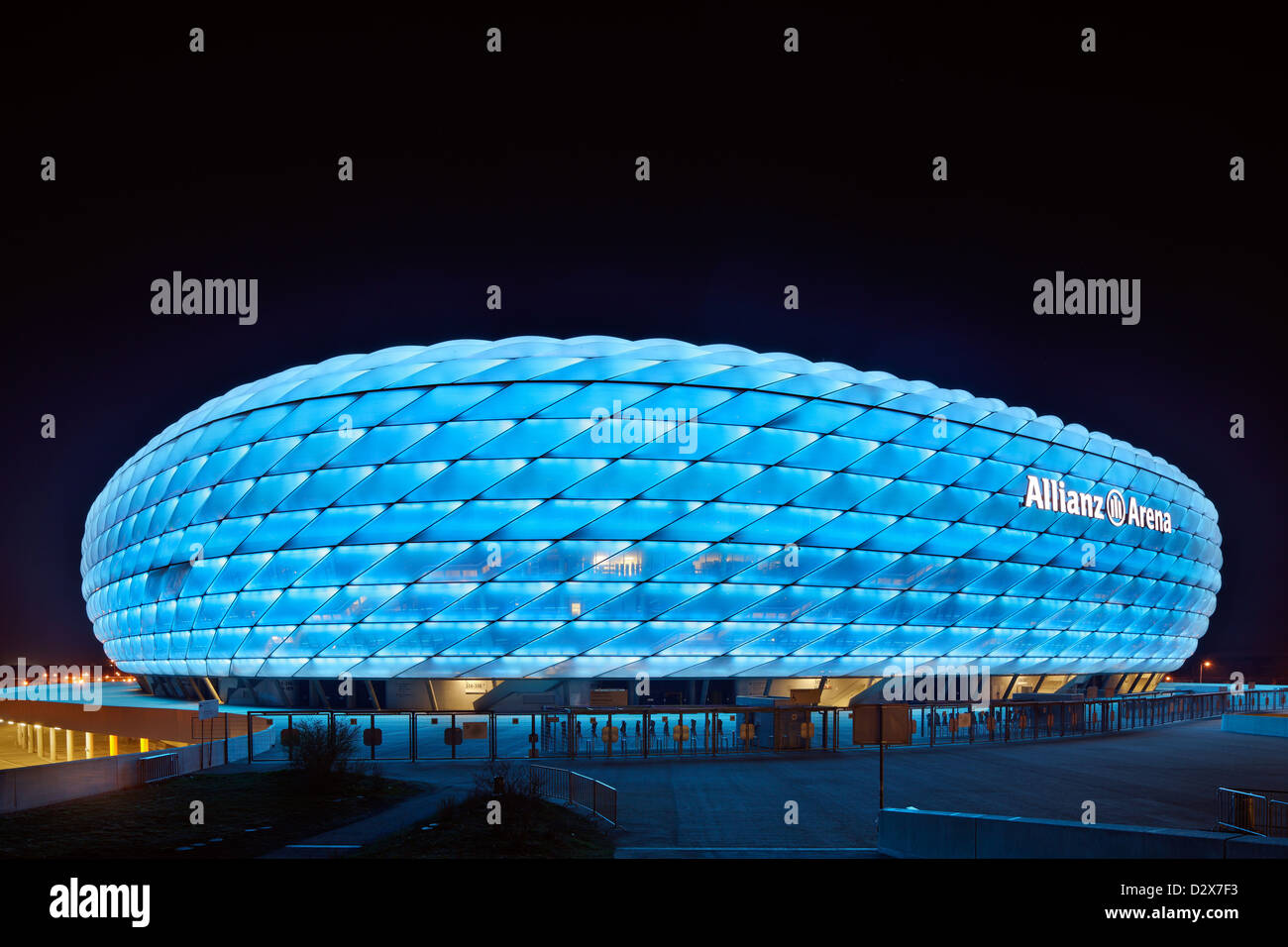 Monaco di Baviera, Germania, blu-lit Allianz Arena di Munich-Fröttmaning Foto Stock