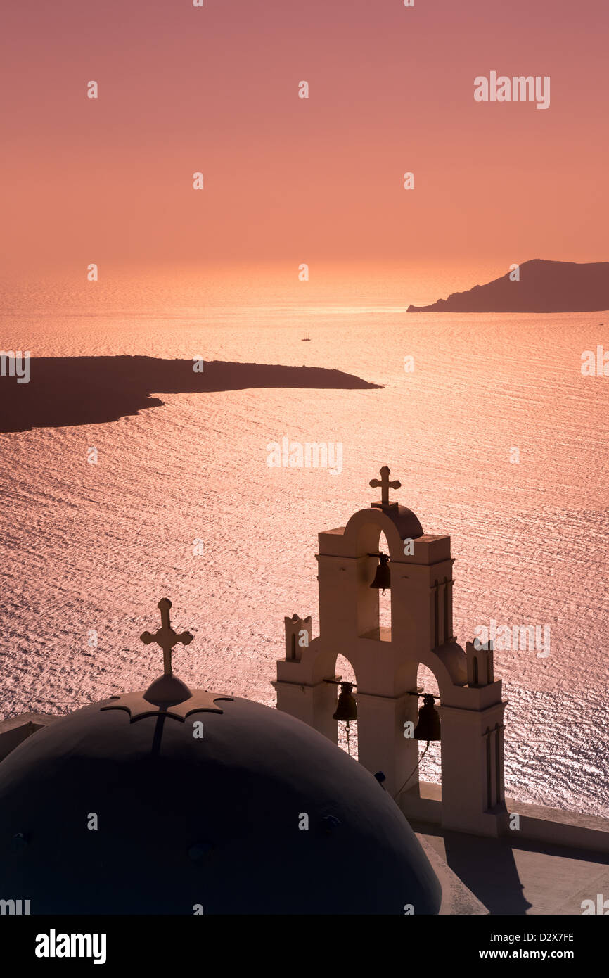 Tramonto dietro Firostefani chiesa. Sull'isola greca di Santorini. Foto Stock
