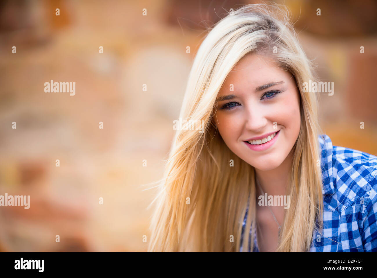 Ritratto di bella femmina adolescente con lunghi capelli biondi Foto Stock