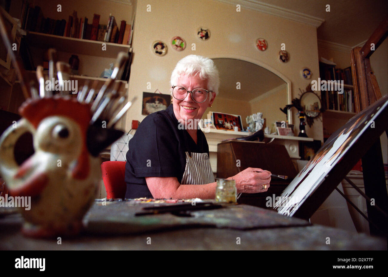 Artista Beryl Cook nel suo studio di Plymouth. Foto Stock Artista Beryl Cook nel suo studio di Plymouth. Foto Stock
