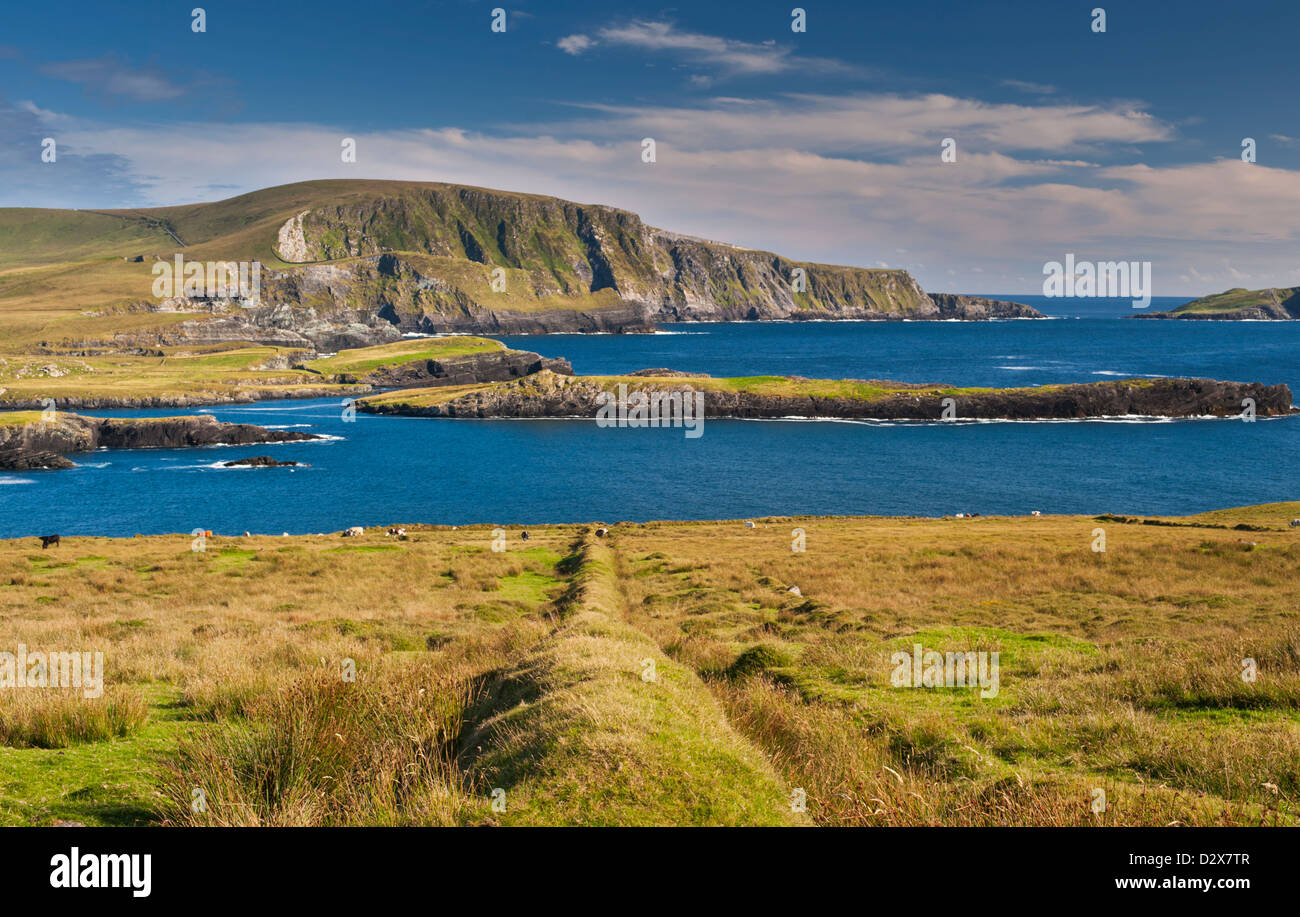 Vista verso la terraferma vicino a Portmagee dall' isola Valentia, Iveragh Peninsula, nella contea di Kerry, Irlanda Foto Stock