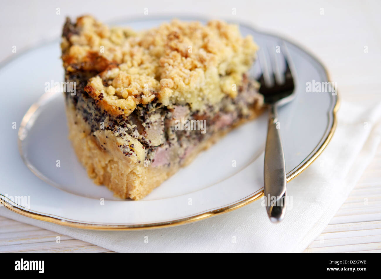 Una bella torta con una pera e semi di papavero di riempimento e uno di streusel topping. Foto Stock