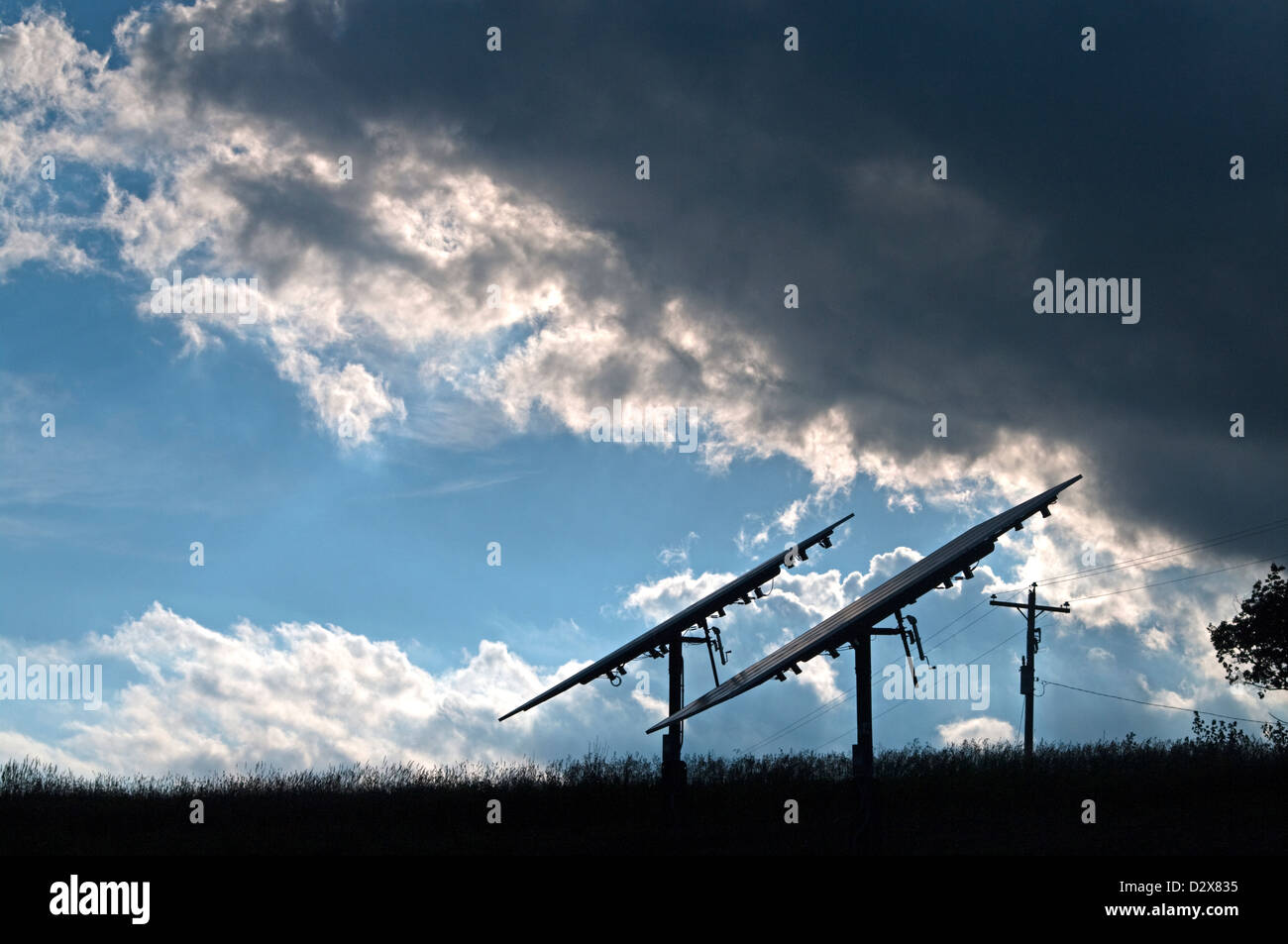 Threatenlng tempesta nuvole su pannelli solari fotovoltaici Foto Stock