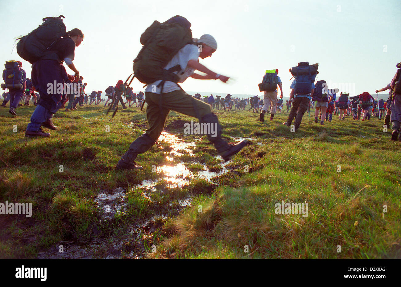 I concorrenti di lasciare l'avvio dell'annuale di dieci tori spedizione a Dartmoor nel Devon, Regno Unito. Foto Stock