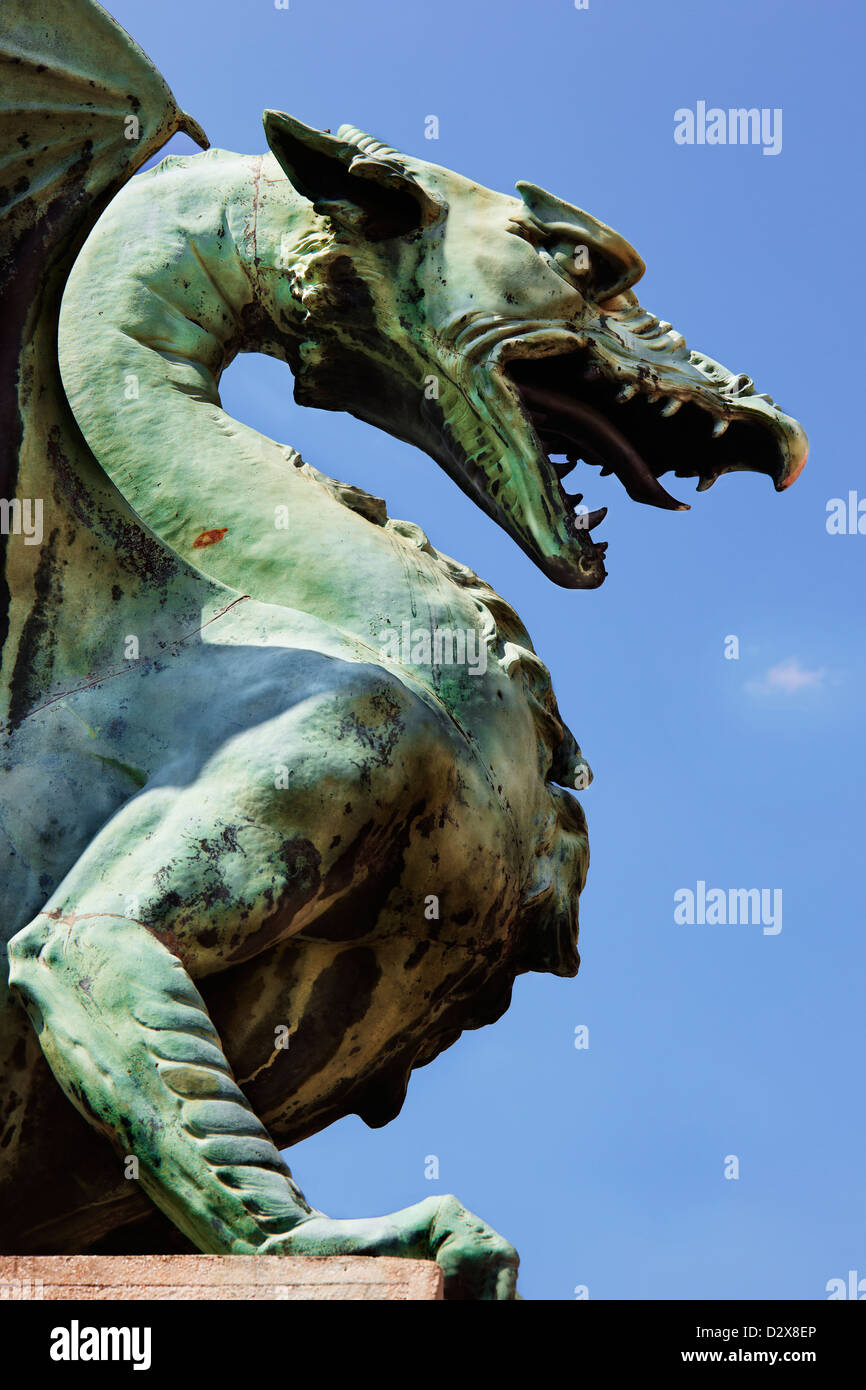 Statua del drago di dettaglio sul ponte del drago di Lubiana, Slovenia Foto Stock