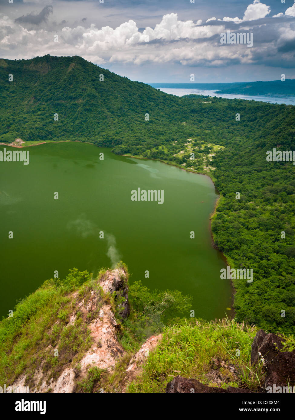 Problemi di vapore da fumerole sopra il vulcano Taal Crater Lake, Filippine. Uno dei paesi più vulcani attivi. Foto Stock