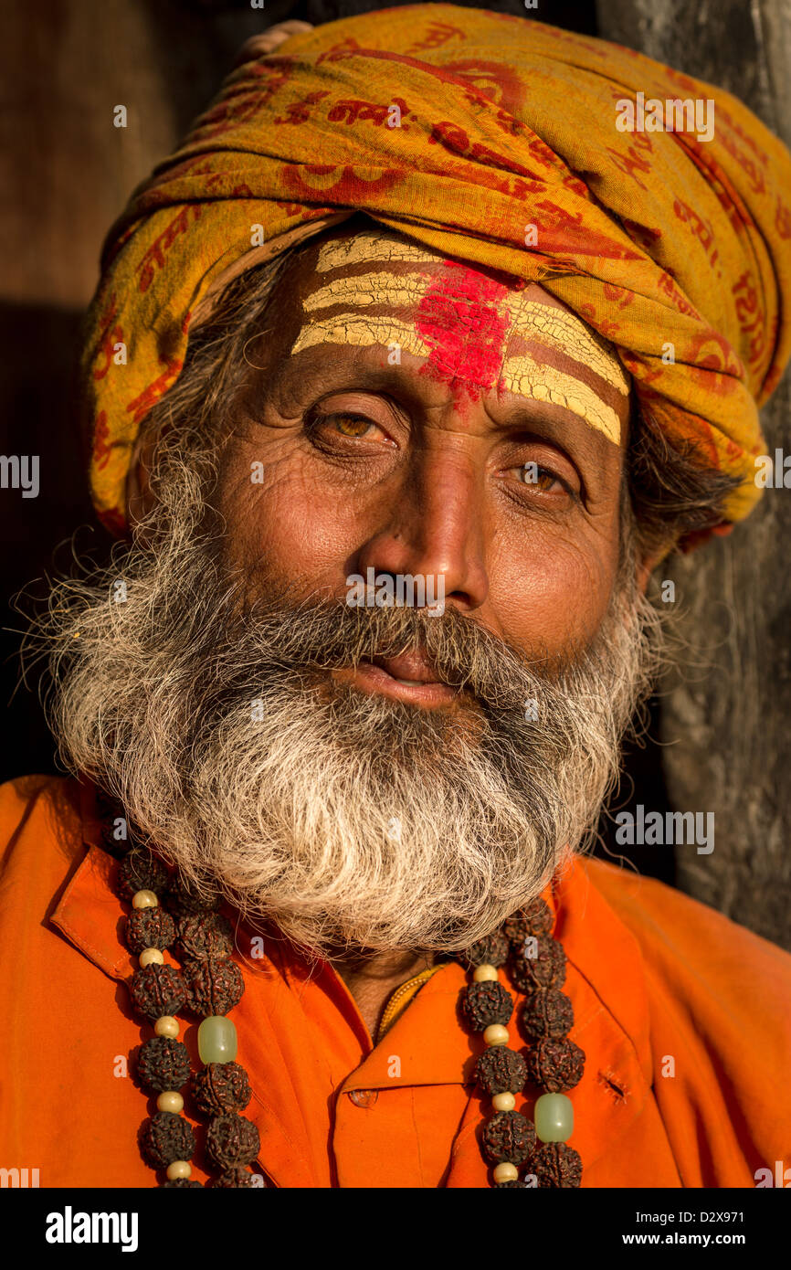 Ritratto di un Sadhu, santo uomo, tempio di Pashupatinath, Kathmandu, Nepal Foto Stock