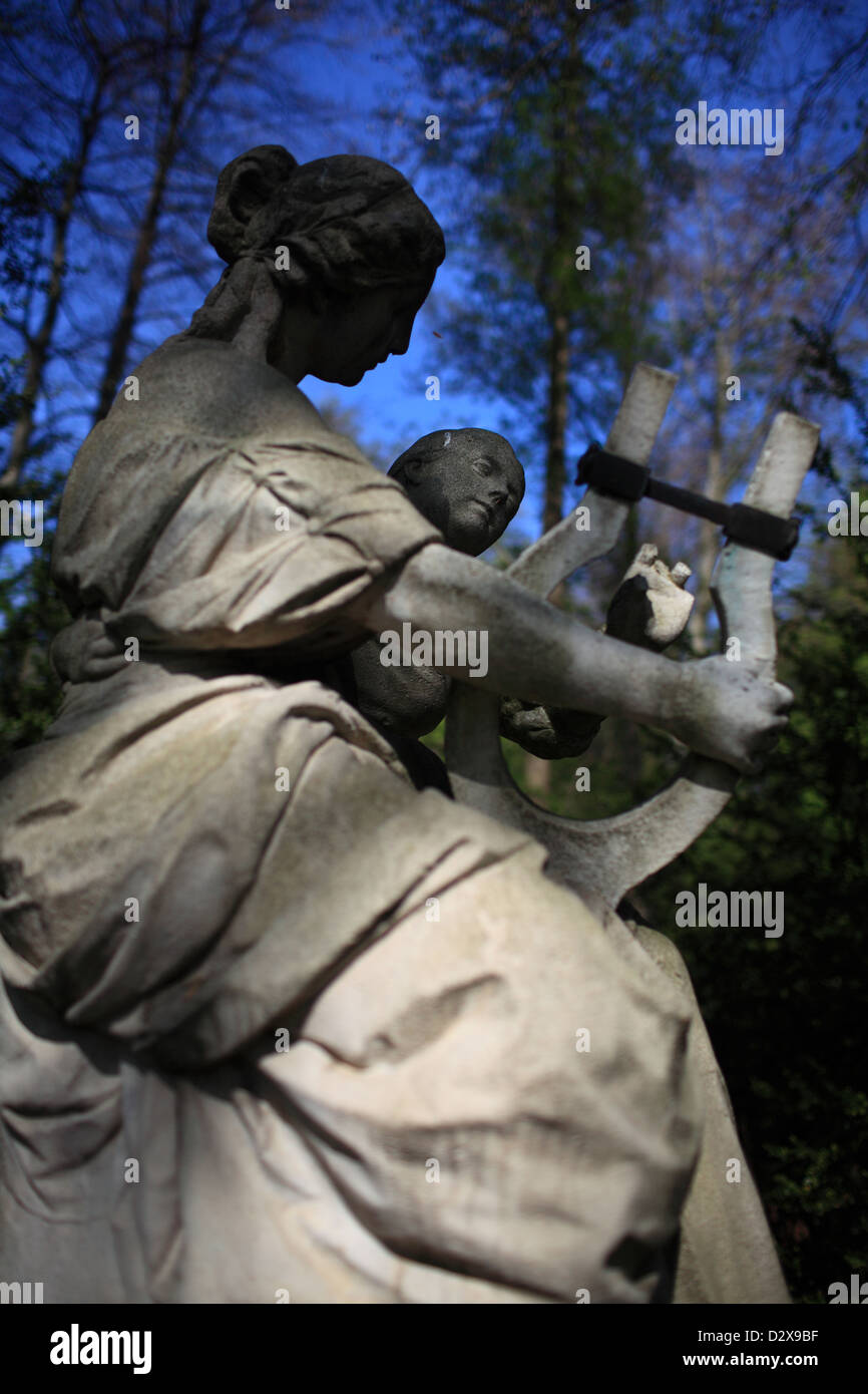 Berlino, Germania, scultura con due donne che suonare l'arpa, il Tiergarten Foto Stock