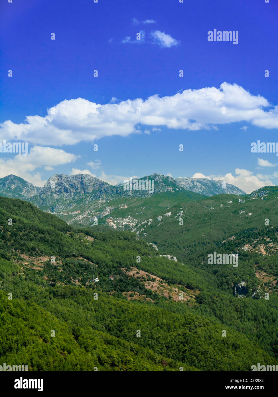 Vista delle montagne del taurus, la Turchia, con la moschea in primo piano. Foto Stock