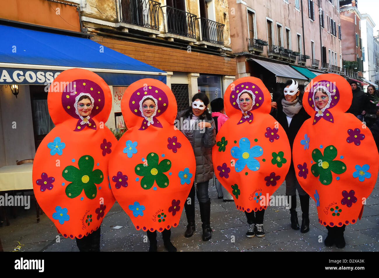 Febbraio 3th, 2013 : CARNEVALE DI VENEZIA 2013. Per le strade di Venezia  sono brulicante con colorati fantasia-vestito persone. Il carnevale 2013 ha  aperto il 26 gennaio e si concluderà il 12