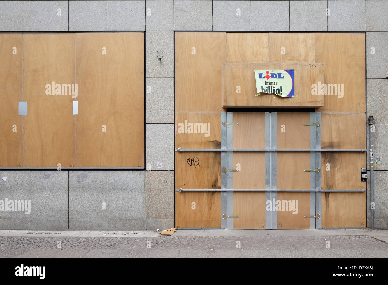 Berlino, Germania, pannelli di legno proteggere shop windows prima del 1 maggio tumulti Foto Stock