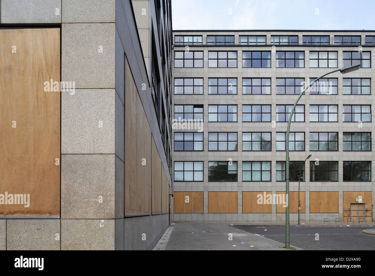 Berlino, Germania, pannelli di legno proteggere shop windows prima del 1 maggio tumulti Foto Stock