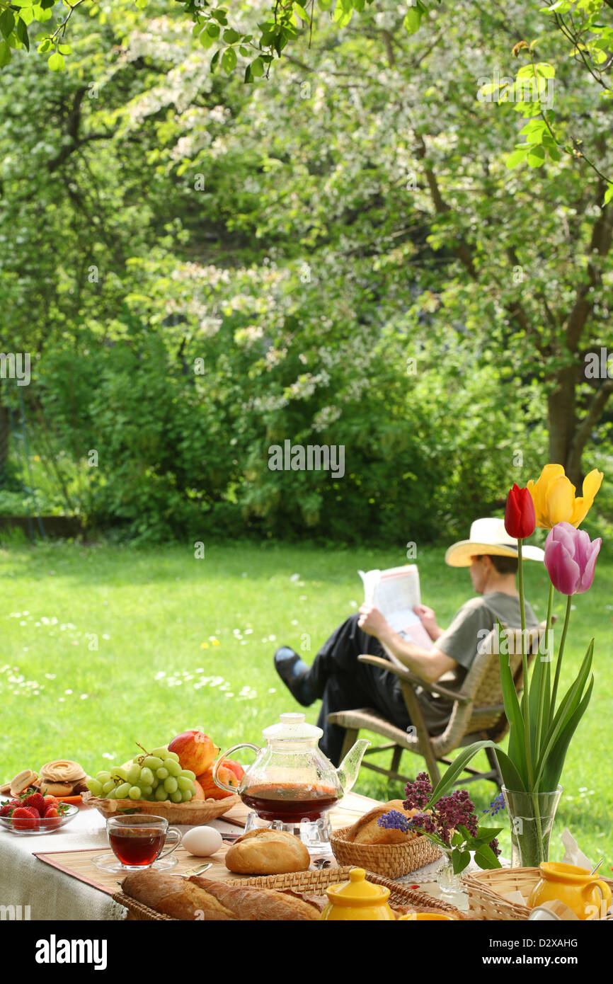 Colazione tè e cibi semplici in giardino. Foto Stock