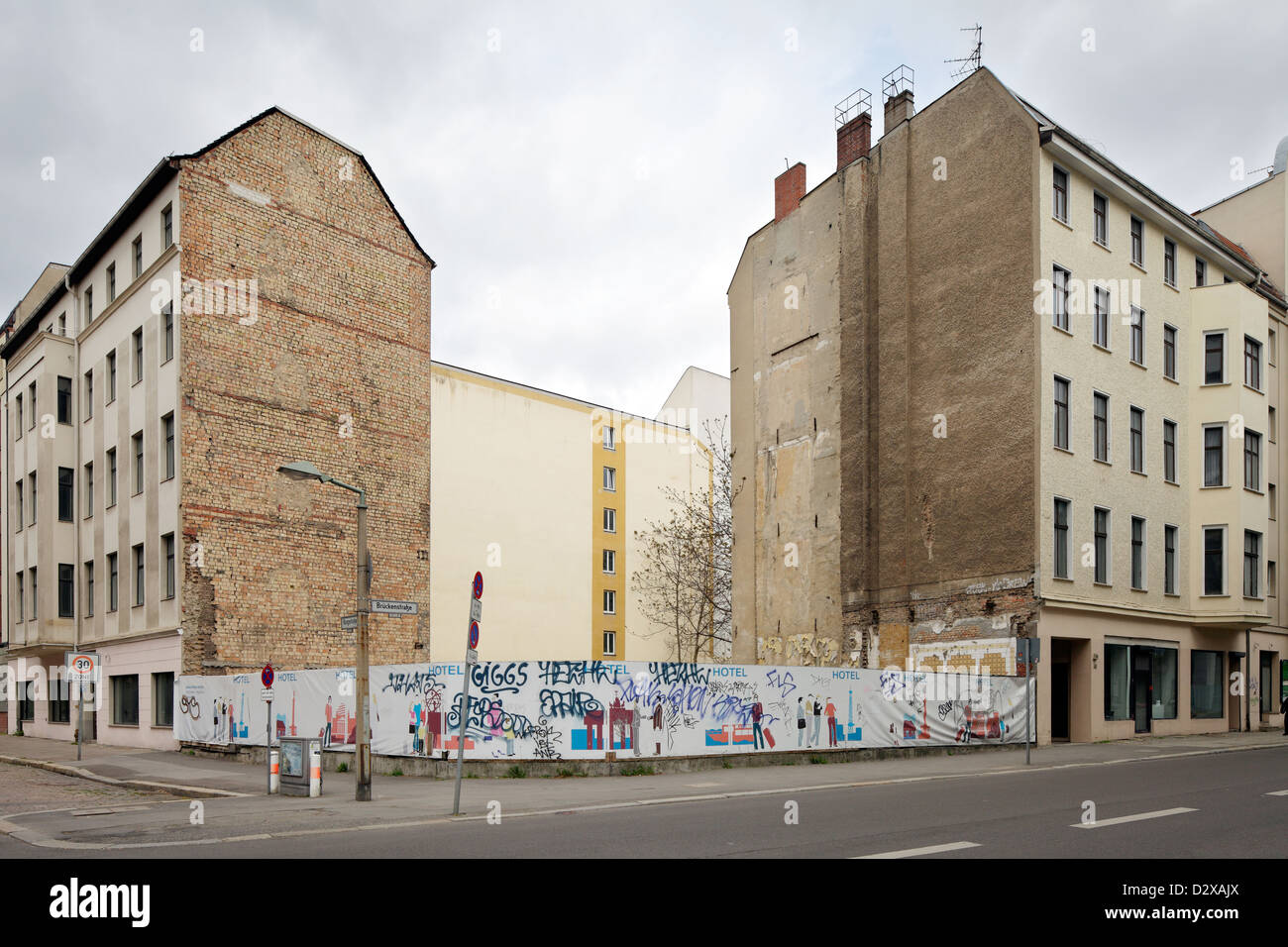 Berlino, Germania, angolo vacante molto nella Brueckenstrasse Foto Stock