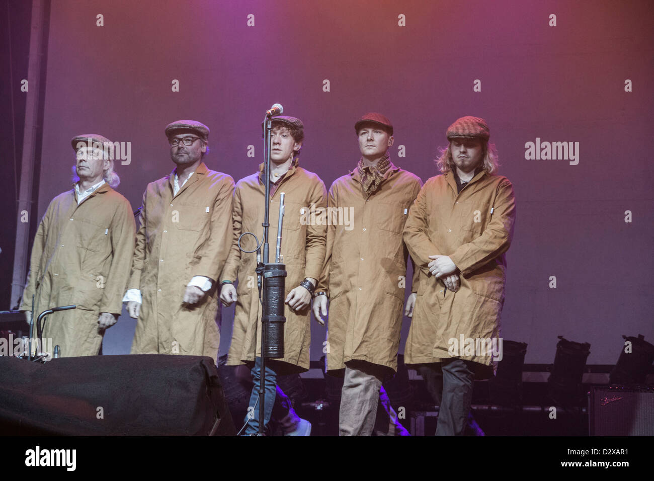 Tel Aviv, Israele. Membri di Ian Anderson Touring Band all'inizio dello spettacolo, vestito di trench. Foto Stock