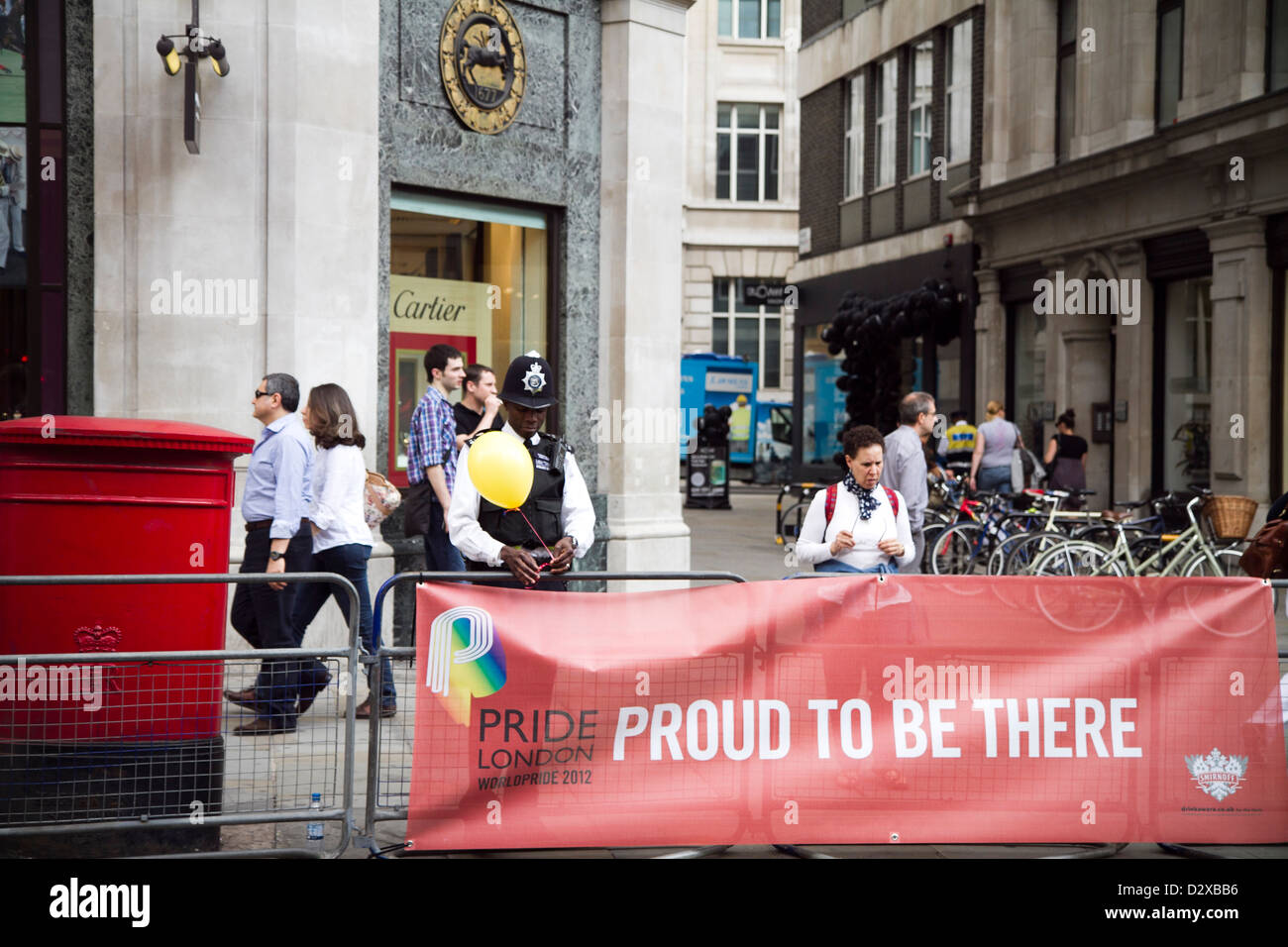 Gay Pride o LGBT pride è l'atteggiamento positivo contro la discriminazione e la violenza a Londra REGNO UNITO. Foto Stock