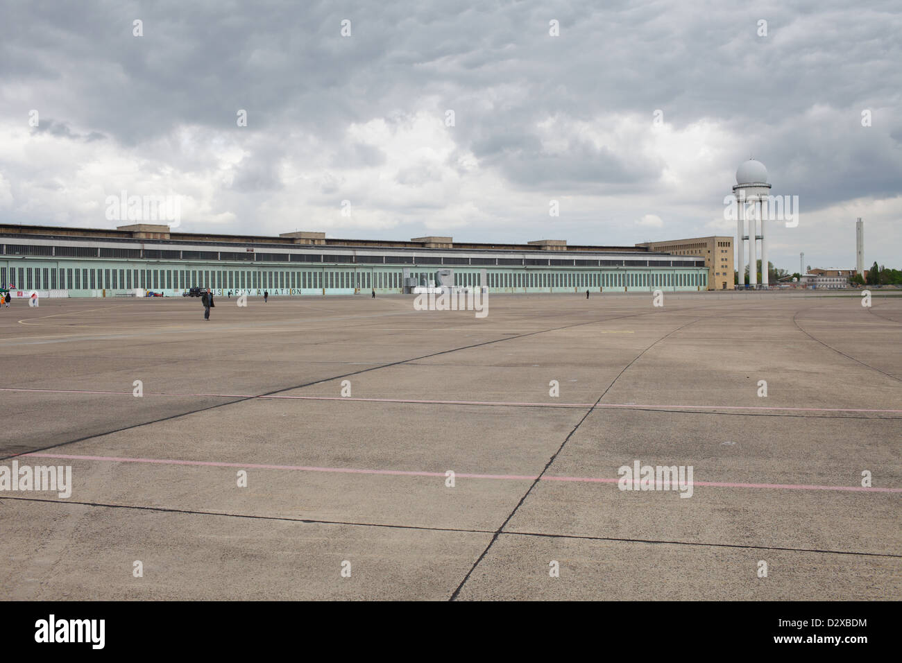 Berlino, Germania, hangar e torre del radar all'ex aeroporto di Tempelhof Foto Stock