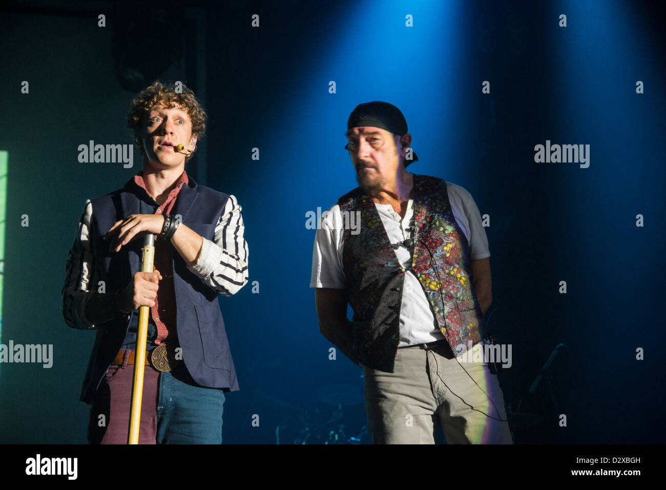 Flautista/cantante Ian Anderson e cantante Ryan O'Donnell, di Ian Anderson touring band dal vivo sul palco di Tel Aviv, Israele Foto Stock