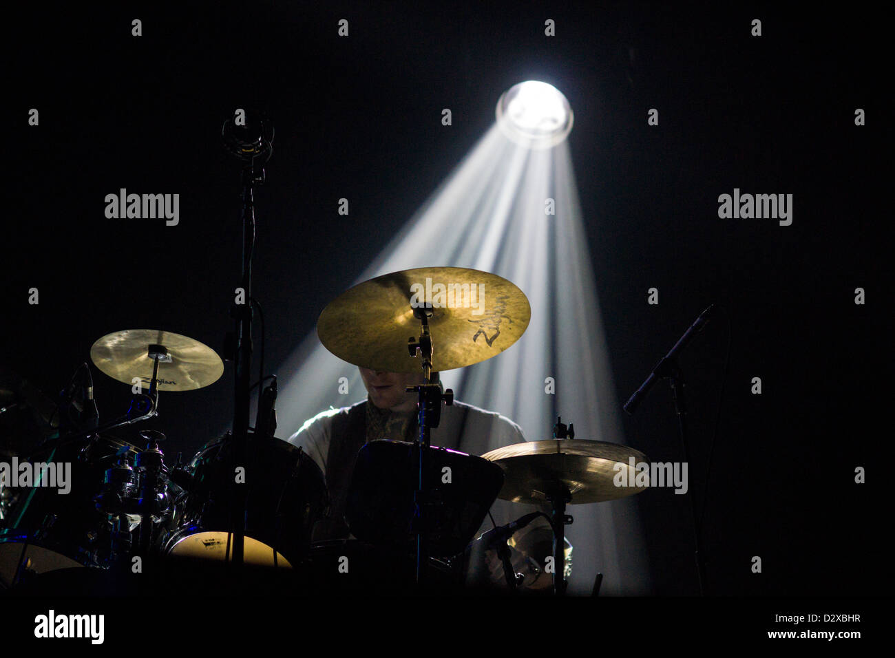 Scott Hammond, batterista di Ian Anderson touring band, esegue in concerto. Foto Stock